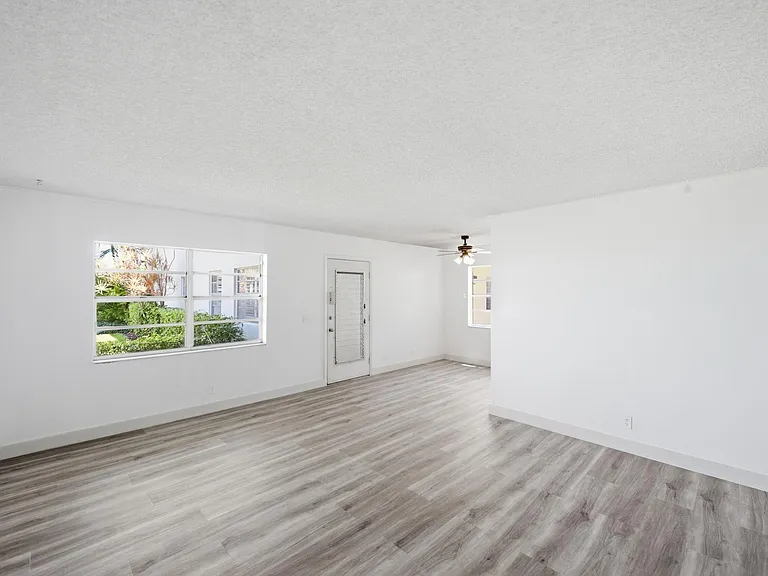 452 Normandy #J — Photo 20