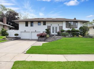 15 Voorhis Dr, Old Bethpage, NY 11804