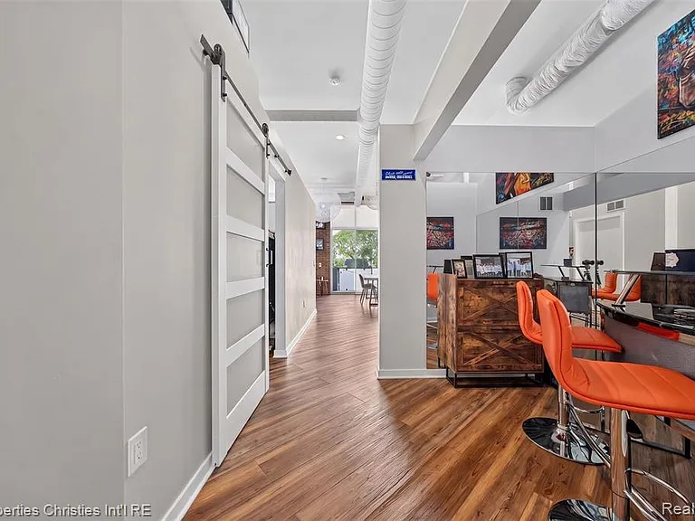 614 Troy St #105 — Photo 12