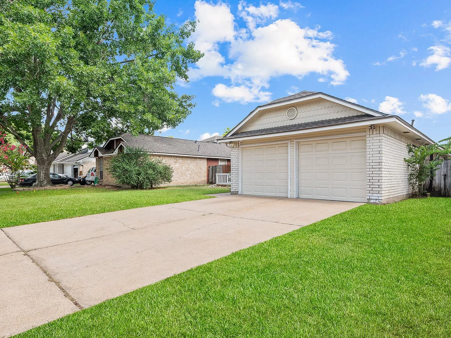 3 bed, 2.0 bath, 1586 sqft, $2,000 — Photo 2