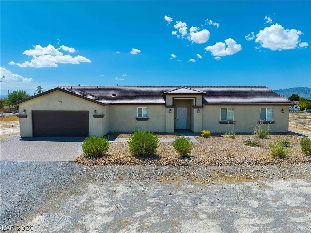 4 bed, 2.0 bath, 2025 sqft, $2,000 — Photo 2