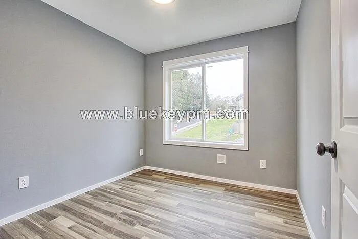 320 E 7th St — Photo 9