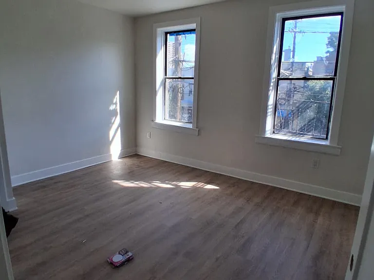 210 60th St #17 — Photo 3