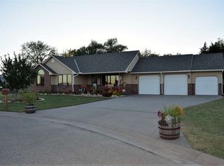 4 S Fieldcrest Ct, Mount Hope, KS 67108