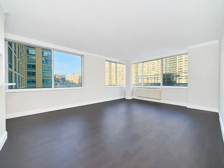 160 Riverside Blvd #11U — Photo 2