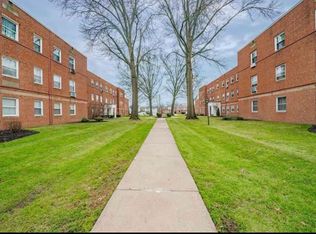 13797 Cedar Rd, Cleveland, OH 44118