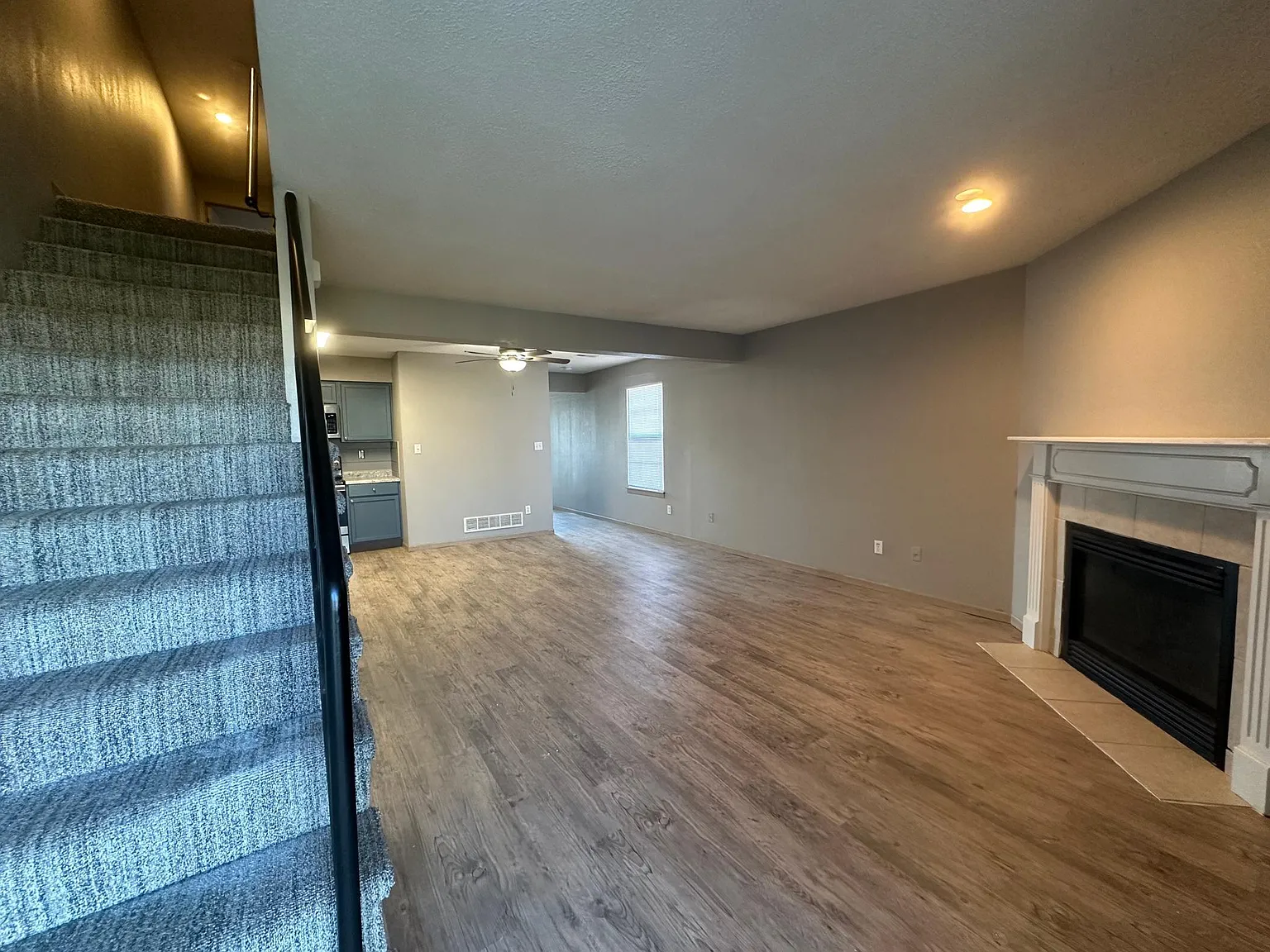 3 bed, 2.5 bath, 1359 sqft, $1,595 — Photo 3