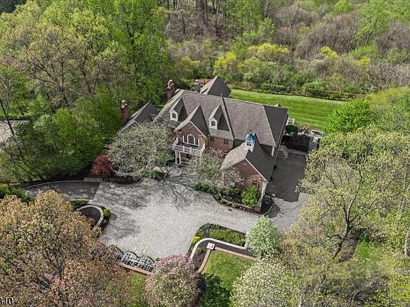 4th image of 12 Beacon Hill Dr