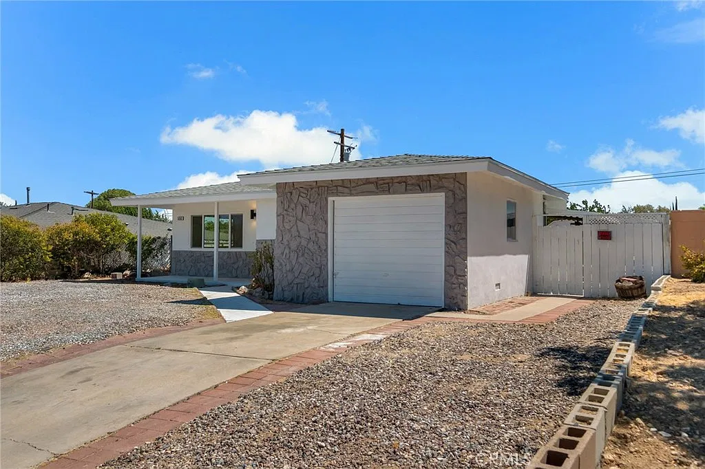 4 bed, 1220 sqft, $2,600 — Photo 2