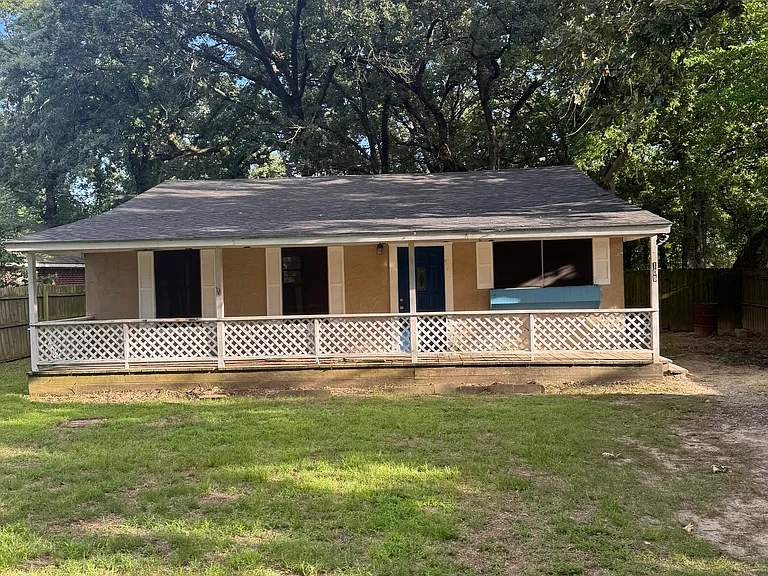 105 Memorial Dr — Photo 2