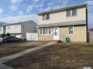 42 W Alhambra Ave, Lindenhurst, NY 11757