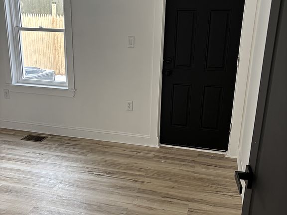 3rd image of 1018 W Schiller St #1