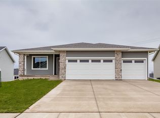 16533 Bentwood Dr, Urbandale, IA 50323