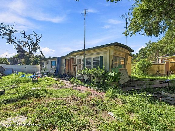 3rd image of 6925 Sylvan Ln