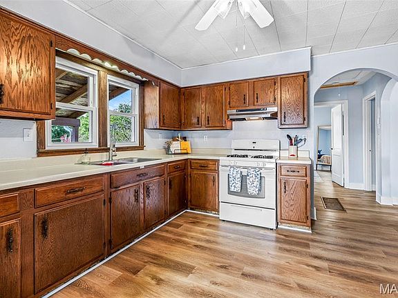 5th image of 622 E College St