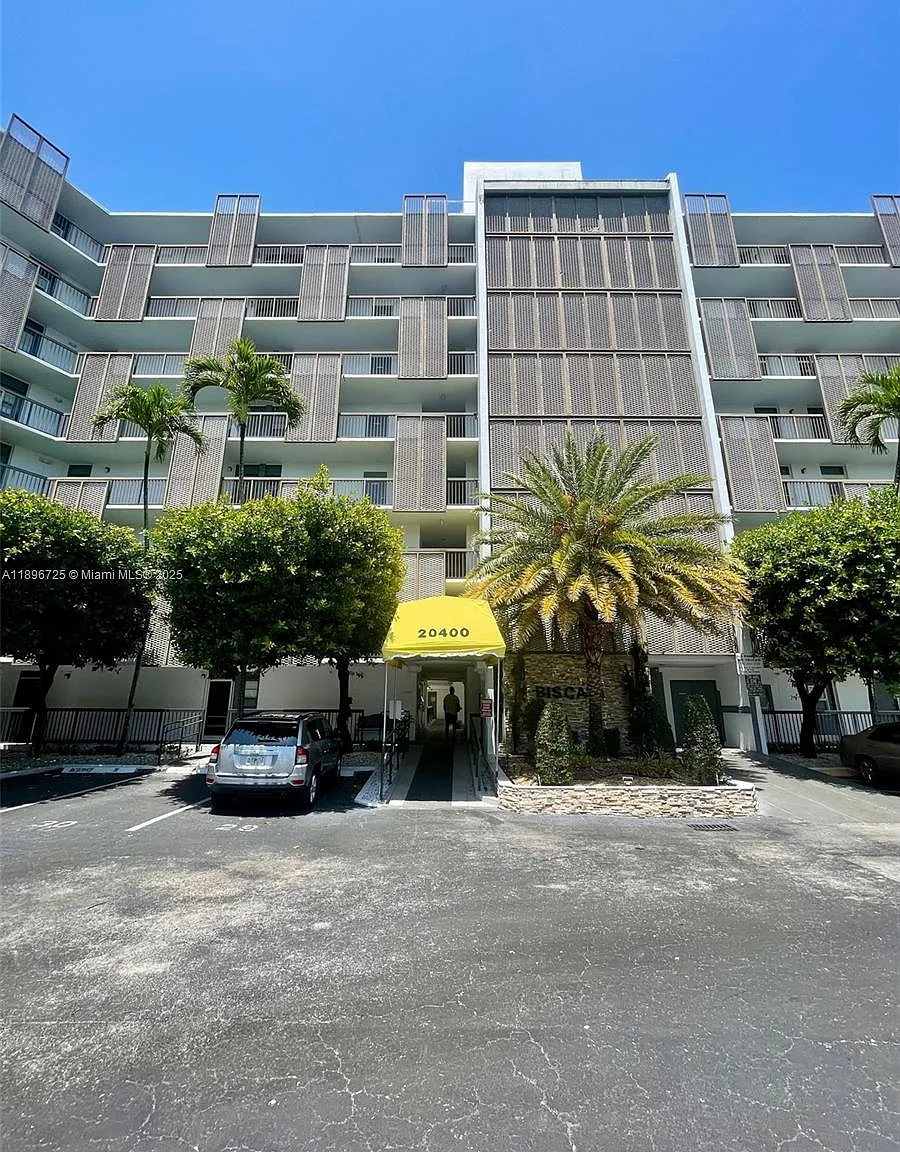 Biscaya Iv Condo — Photo 1
