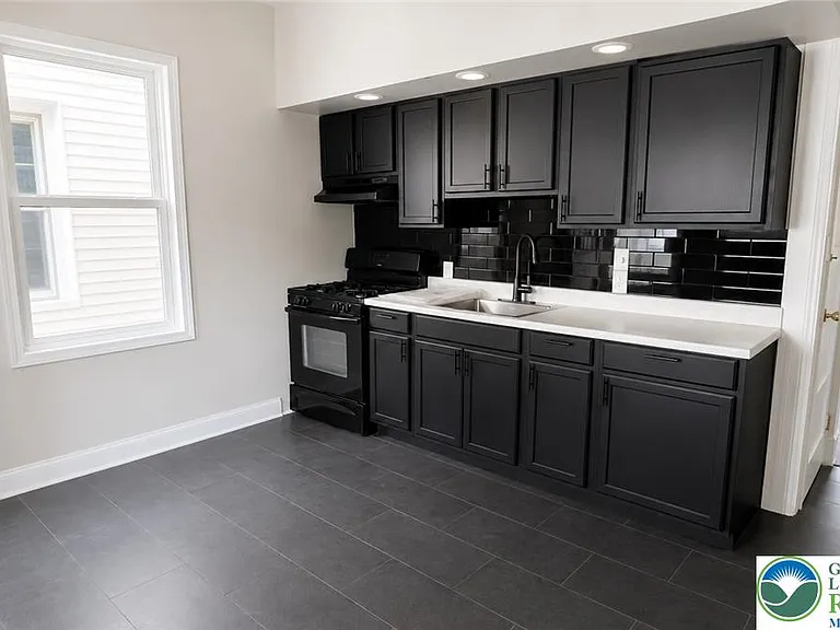 622 E Locust St — Photo 6