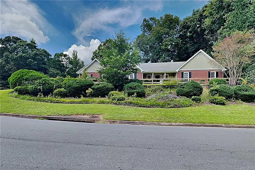 3 bed, 2.0 bath, 2601 sqft, $2,095 — Photo 1