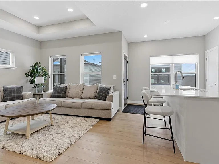 820 Clay St — Photo 11