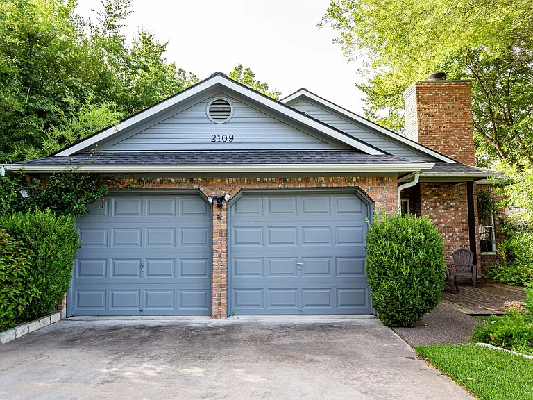 2109 Castle View Dr — Photo 1