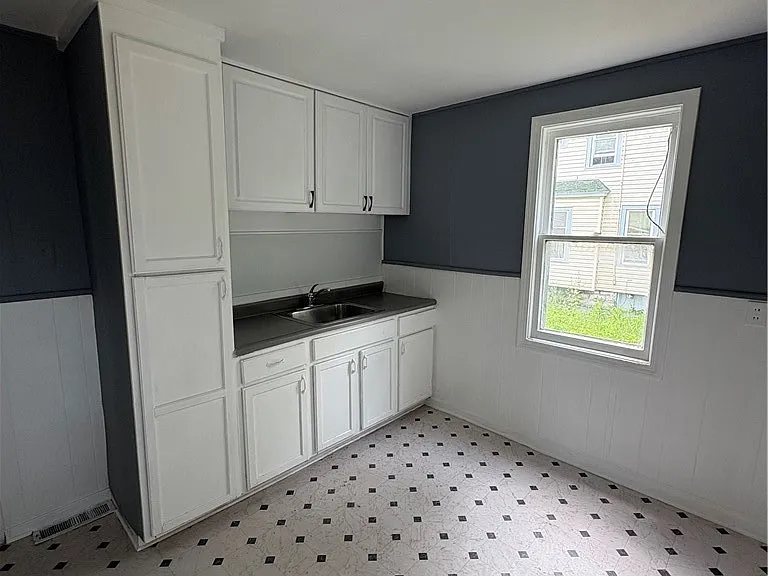 233 Laird Ave — Photo 4