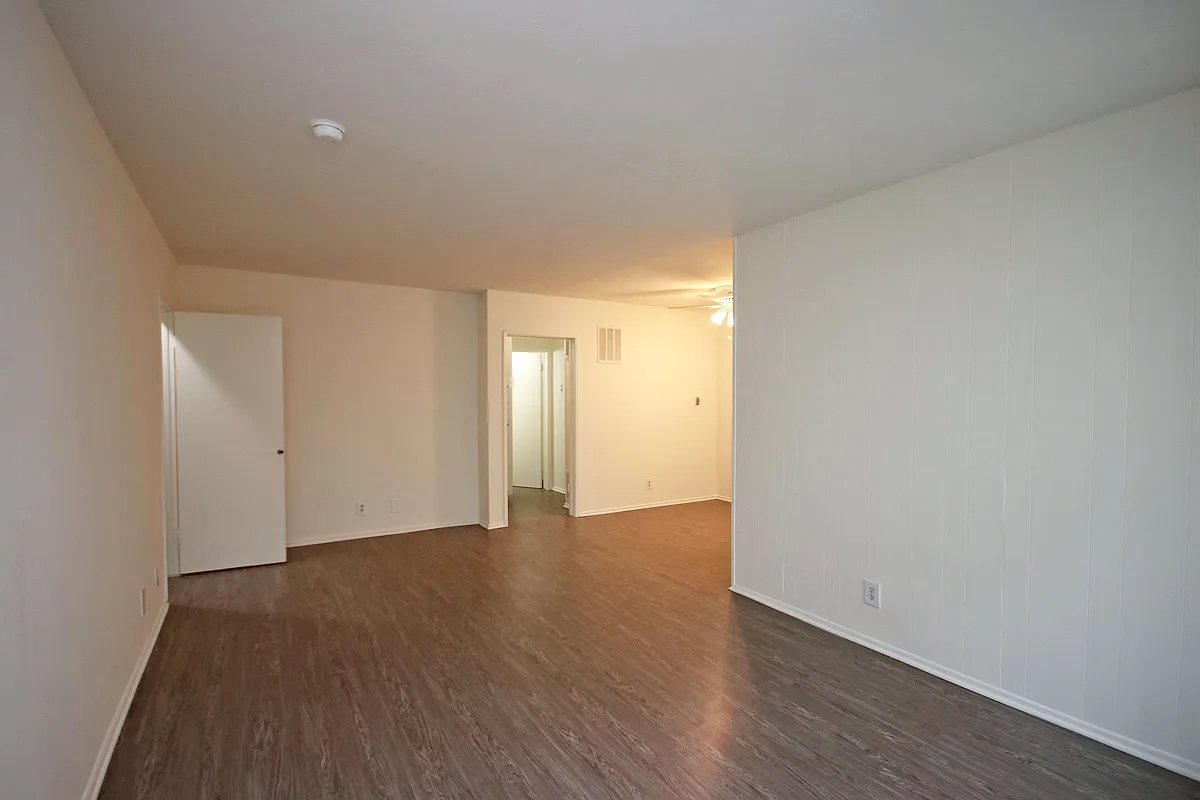 Building Photo - 252 S Mentor Ave #5