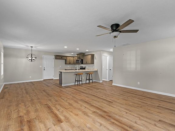 5th image of 105 Danielle Ave