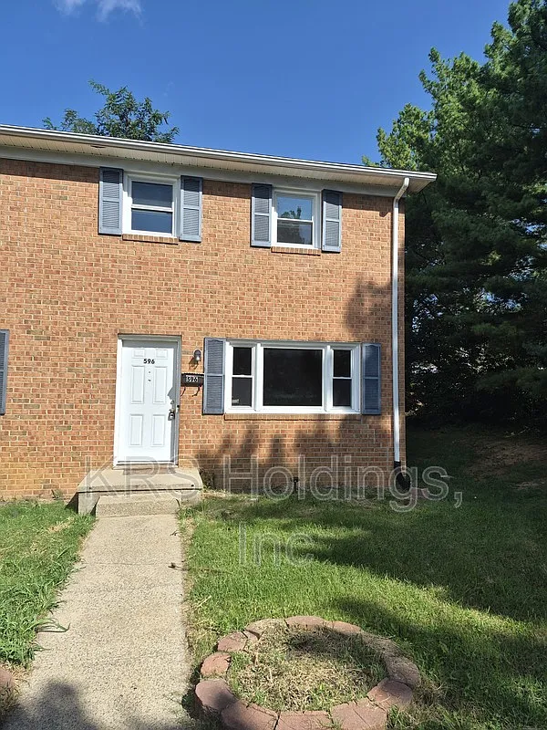 3 bed, 1.5 bath, 1140 sqft, $1,295 — Photo 1