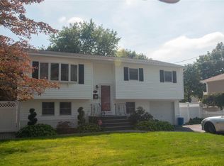 621 10th St, West Babylon, NY 11704