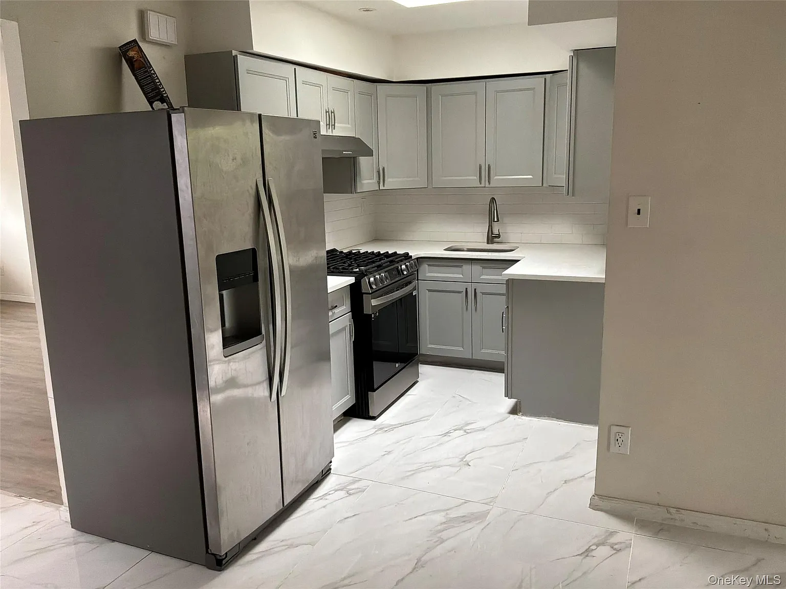 3 bed, 1.0 bath, 1920 sqft, $3,800 — Photo 2