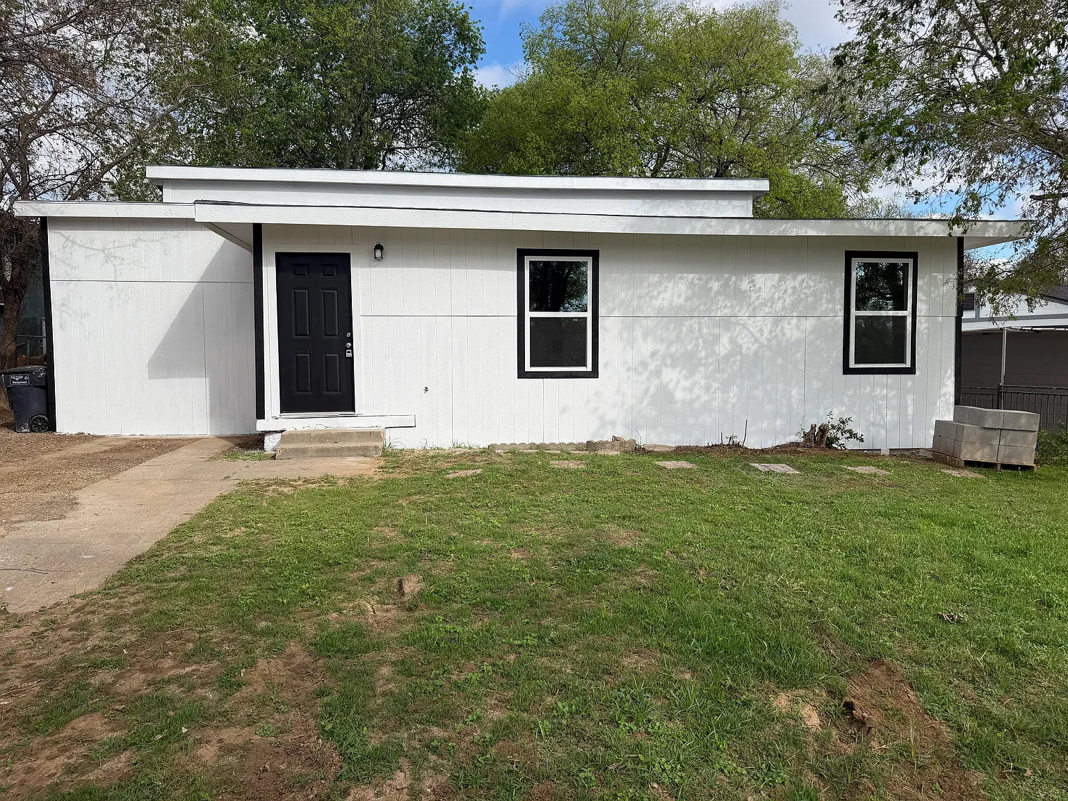 4 bed, 1875 sqft, $2,100 — Photo 2
