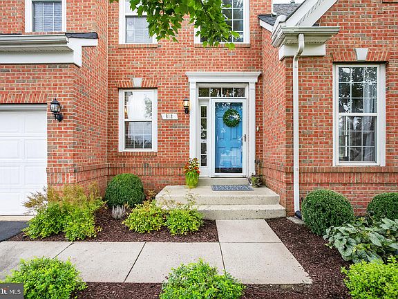 2nd image of 812 Larch Valley Ct NE