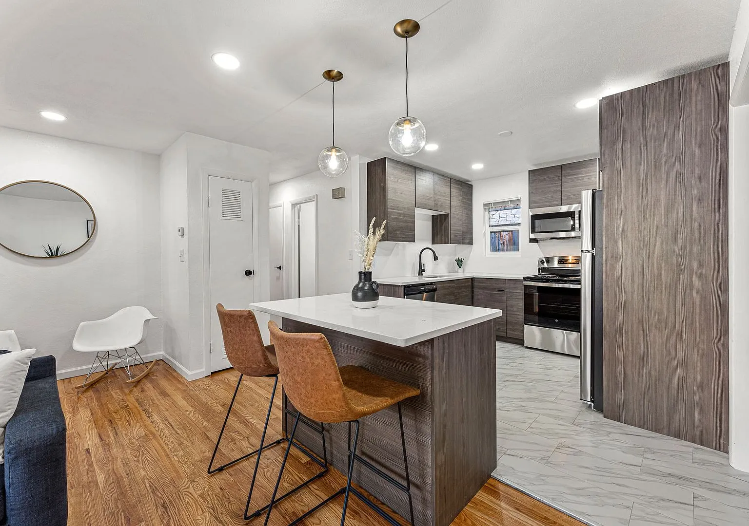 Prelease! Fully Updated 2 Bed 1 Bath Near Cu — Photo 3