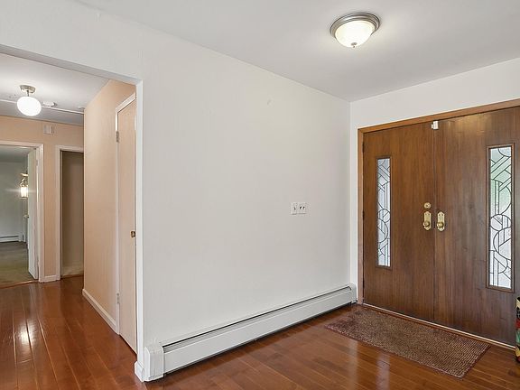 3rd image of 28 Whitney Ct