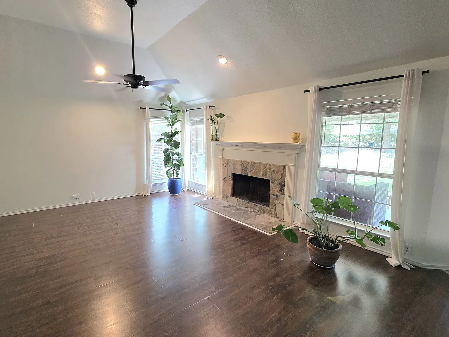 3 bed, 2280 sqft, $2,400 — Photo 3