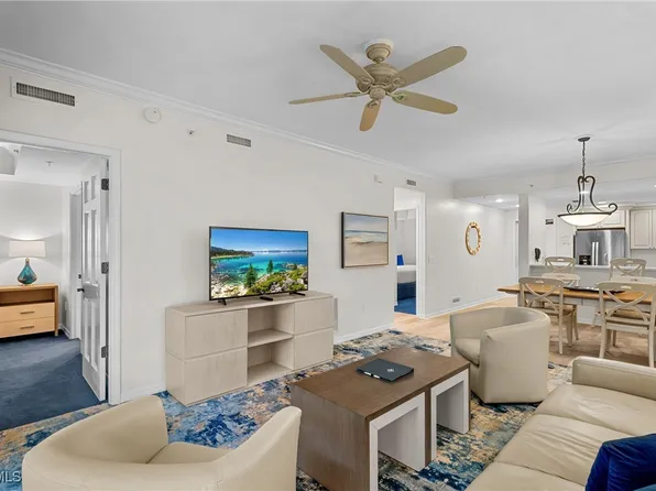 221 9th St S #113, Naples, FL 34102