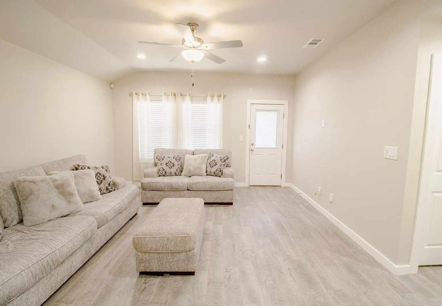 3 bed, 2.0 bath, 1489 sqft, $1,700 — Photo 2