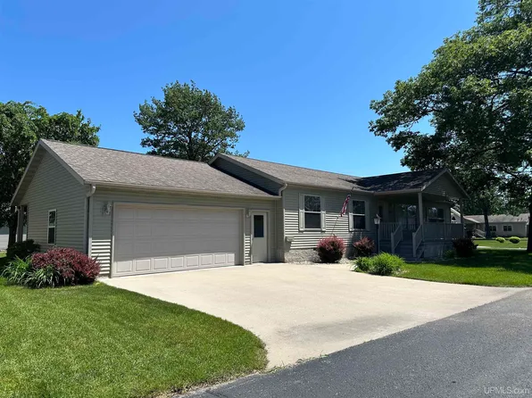 32 Kenneally Blvd, Gladstone, MI 49837