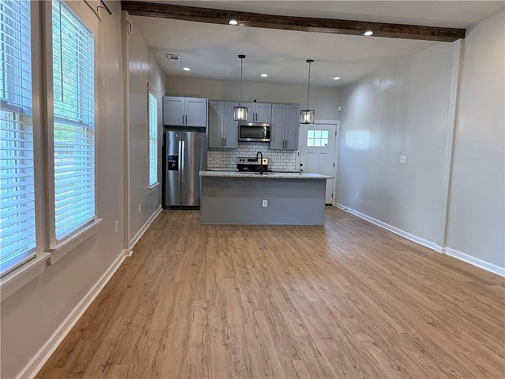 3 bed, 2.0 bath, 1405 sqft, $2,200 — Photo 4