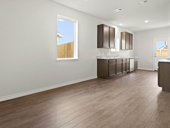Dining to kitchen