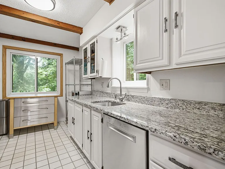 110 Devon Ct — Photo 6
