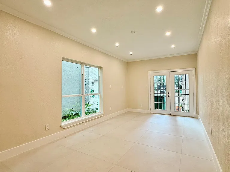 1323 Rosewood St — Photo 12