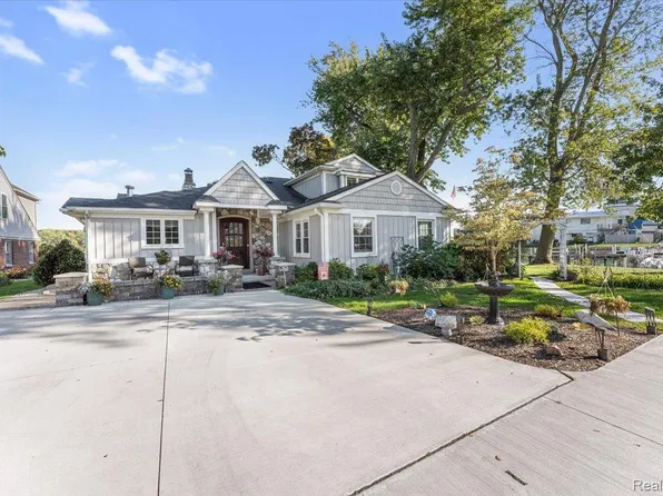 29495 E River Rd, Grosse Ile, MI 48138