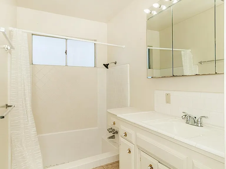 4411 N Winery Ave — Photo 5