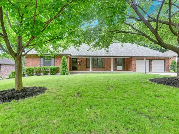 208 NW Oxford Ln, Lees Summit, MO 64063