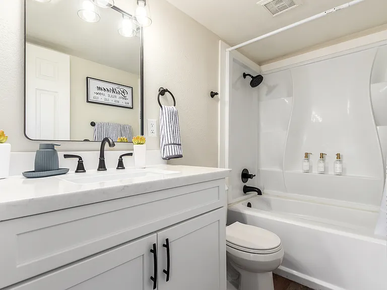 155 W Hunter St — Photo 23