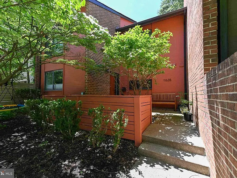 11635 Hunters Green Ct — Photo 1