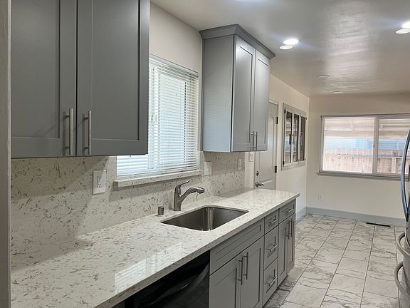 3rd image of 20 W Southwood Dr