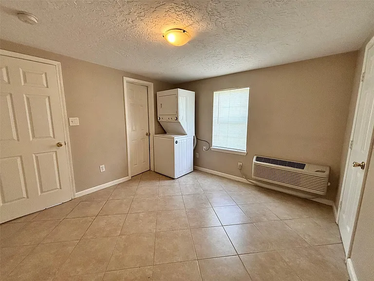 422 W Burleson St — Photo 7