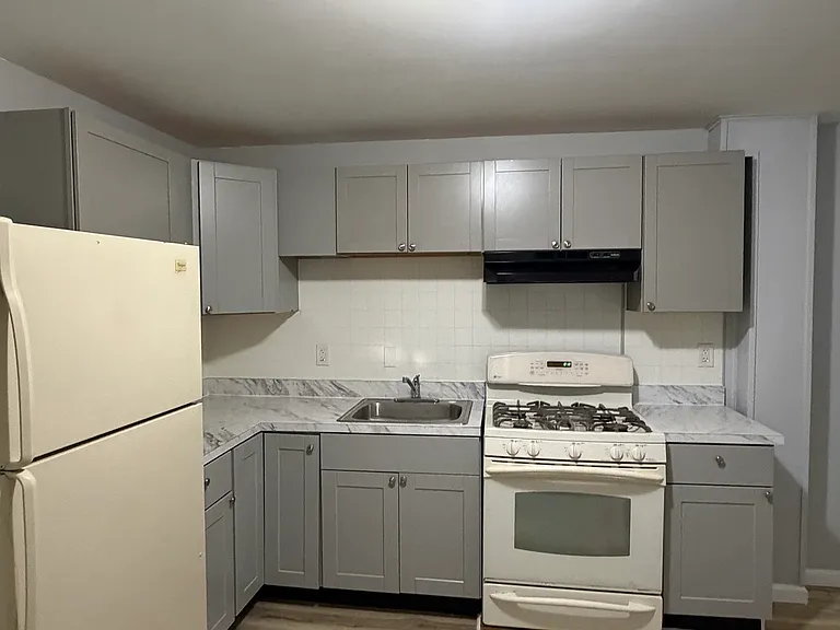 223 Rusling St — Photo 3
